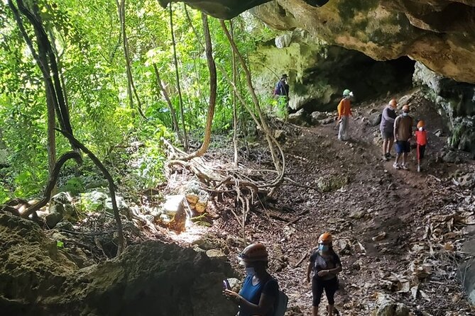Adventure in Cave and the Guayaney Spring - A 25-minute walk through the forest