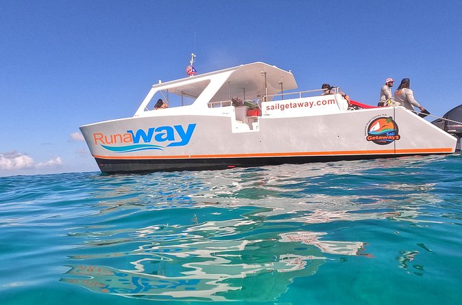 Icacos Double Dip Power Catamaran Snorkel & Beach Tour - What the group size means on the water