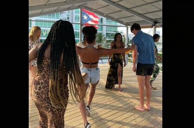 Learn Salsa in San Juan - Vivid beginner lesson - The included drink after the lesson