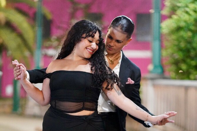 Moonlight Beginner Salsa Class in San Juan - Partner work without the usual awkwardness