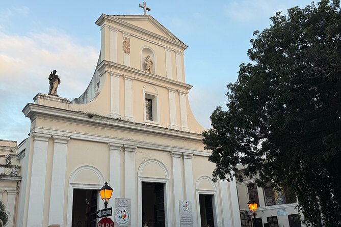 Old San Juan Food Tour with 7 Tastings of Authentic Local Flavors - Casa Blanca gives the walk an early colonial landmark