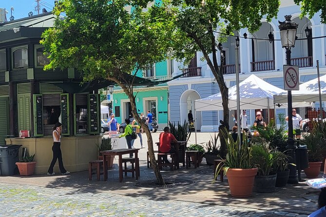 Old San Juan Walking Tour - Plaza de Armas and the people behind the monuments
