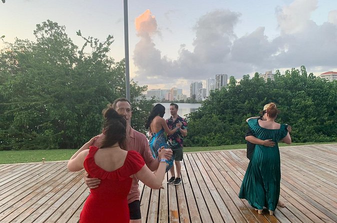 Outdoor Salsa Class Experience in San Juan - The social side of the lesson
