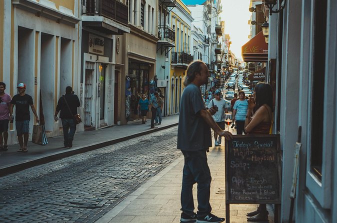 Private Old San Juan Walking Tour - Plaza de Recreo Las Piedras and the British siege story
