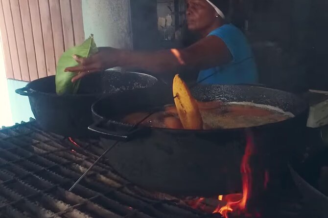 San Juan Highlights: Private Driving Tour - Santurce and La Placita: art, nightlife, and local energy